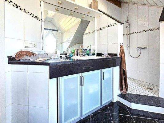 Tageslichtbadezimmer mit Dusche und Badewanne