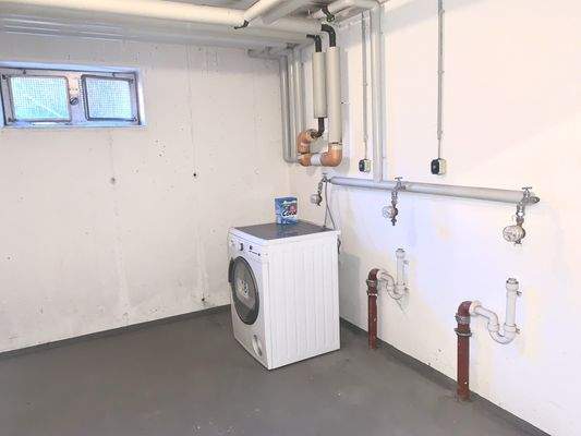 gemeinschaftlicher Raum mit Waschmaschinenanschluss