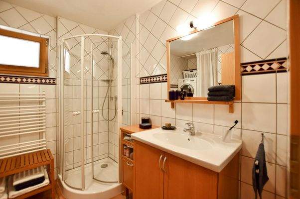 Drittes Badezimmer mit Dusche / Waschmaschinen- und Trockneranschluss