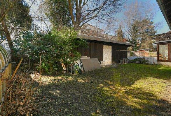 Südlicher Garten im Dornröschenschlaf - sehr großer Schuppen