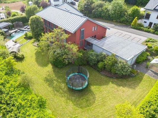 Blick von oben in Garten