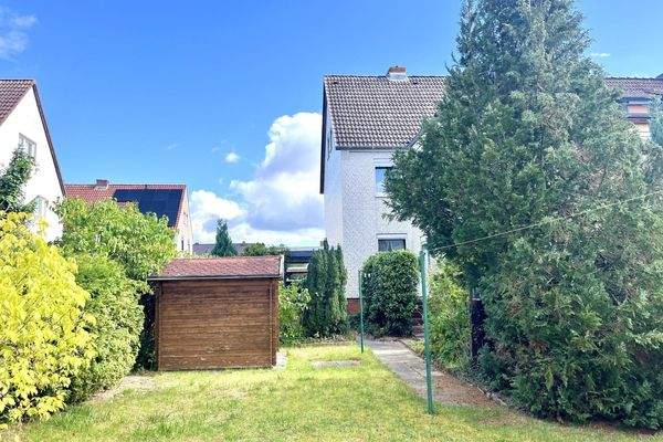 Hausansicht mit Schuppen