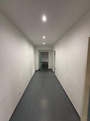 Langer Flur mit Türen
