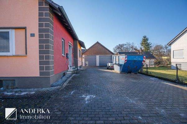 Einfahrt & Doppelgarage