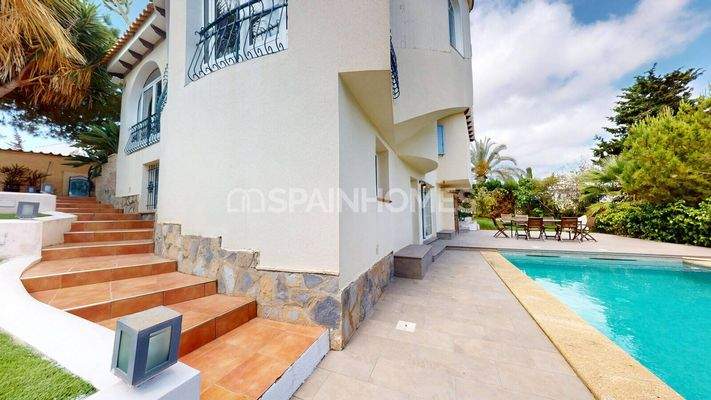 5 Bedroom House with Garden and Jacuzzi in Orihuela Costa