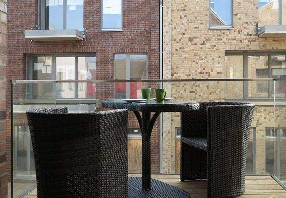 Gemütliche Loggia mit Blick zum Yachthafen