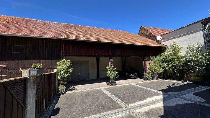 Halle im Hof mit Stellplätzen.jpeg