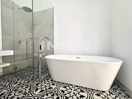 Bad mit Wanne und Dusche