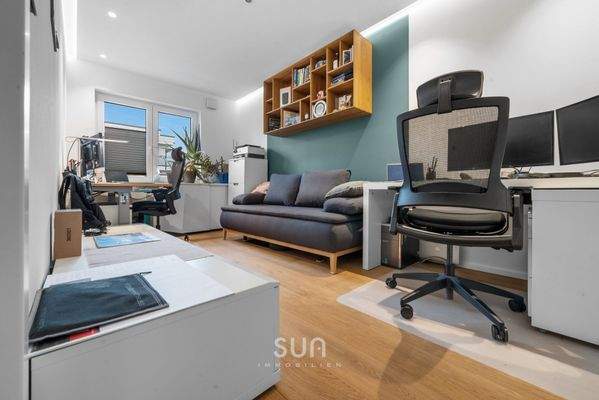 HELLES ARBEITS- ODER GÄSTEZIMMER