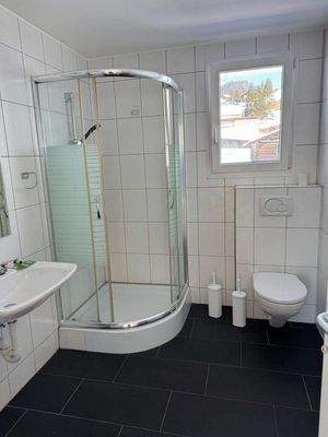 Gäste-Badezimmer mit Dusche, WC und Waschbecken