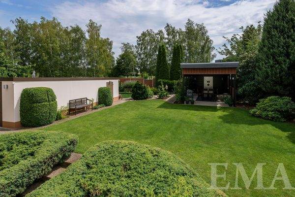 gepflegtes Gartengrundstück