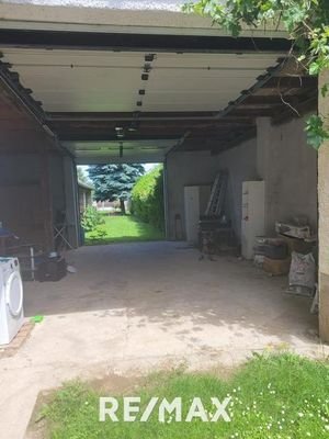 Große Garage mit 2 Sektionaltoren
