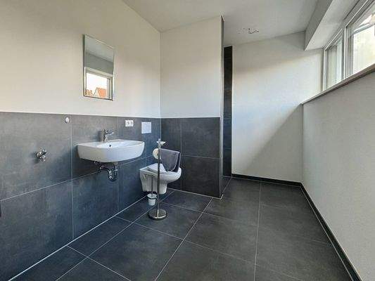 Geräumiges Tageslichtbad im Obergeschoss