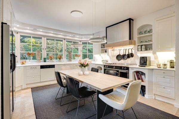 Wohnküche mit Fensterfront 