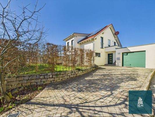 Hausansicht mit Garage