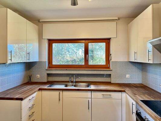 Küche mit Einbauküche