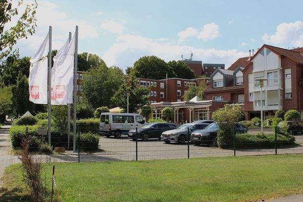 190 Außenansicht Umgebung Diakonie St. Rochussstr.