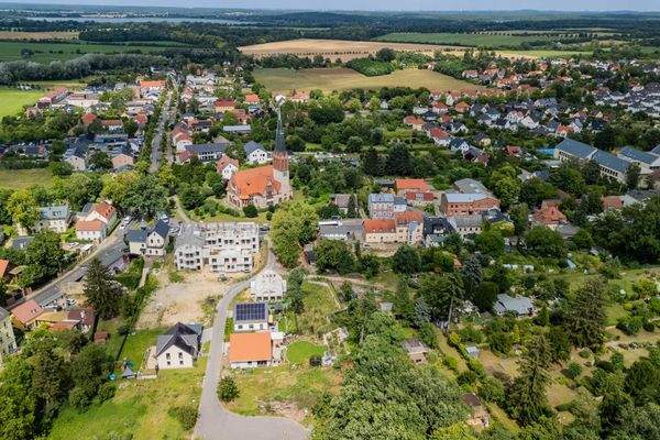 Blick auf die weitläufige Feldlandschaft und den g