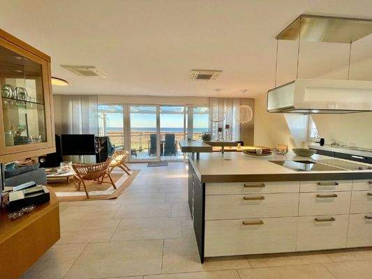 offenes Wohn- und Esszimmer mit Küche