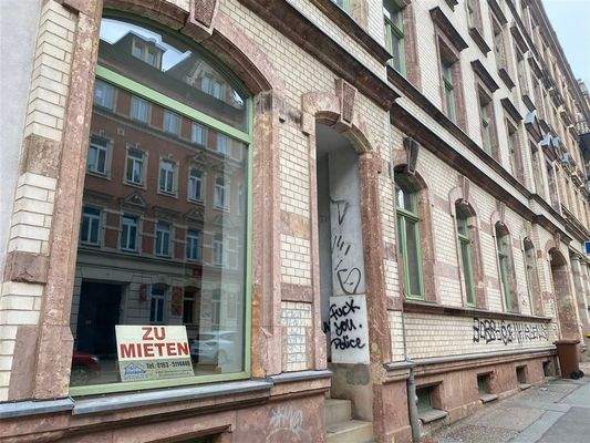 Zugang strassenseitig mit Schaufenster