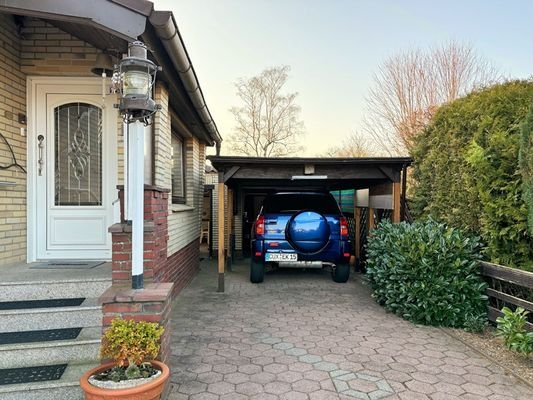Carport mit Zugang zur Garage.jpg
