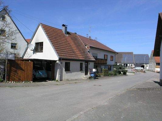 Hausansicht mit Carport