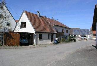 Hausansicht mit Carport
