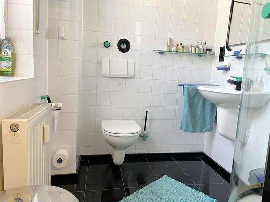 Zusätzlich Bad 2 mit Fenster.