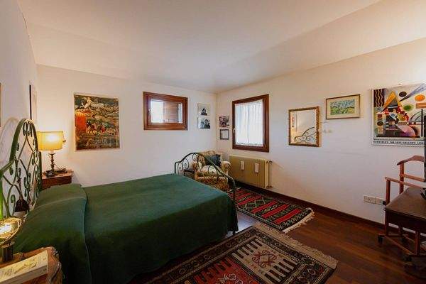 Eckhaus in Udine in der Via Grazzano