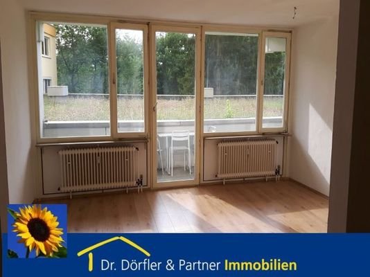 Wohnzimmer mit sonnigem Westbalkon