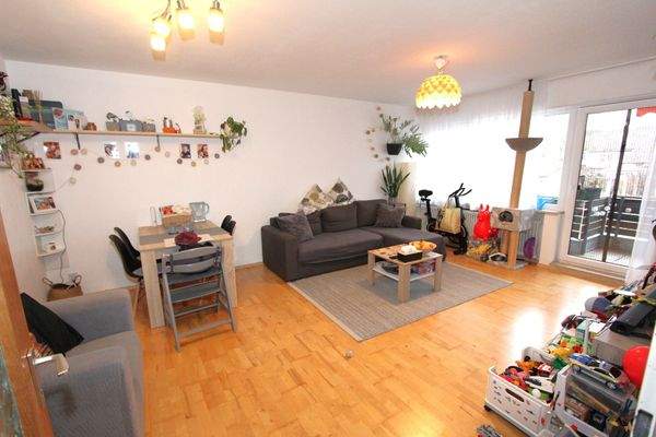 ... geräumiger Wohnbereich ...