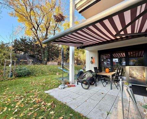 Terrasse mit elektrischer Markise
