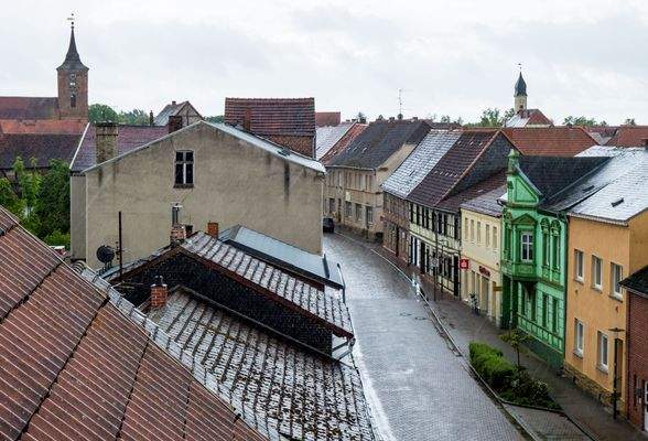 straßenseitiger Blick über die Stadt 8302