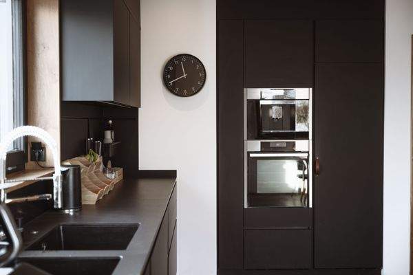 14 Eingebauter Ofen und Kaffeemaschine.jpg