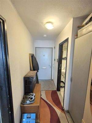 Langer Flur mit Tür