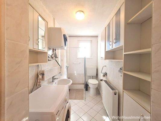 Bad mit ebenerdiger Dusche und Waschmaschinenanschluß