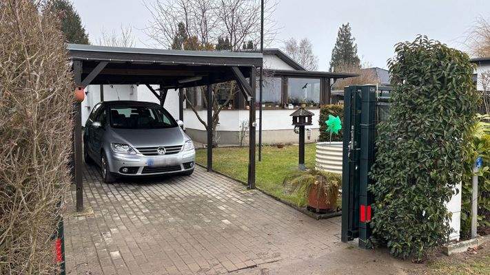 Auffahrt mit Carport