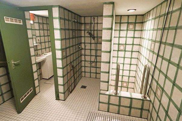 Bad mit Dusche und Tauchbecken