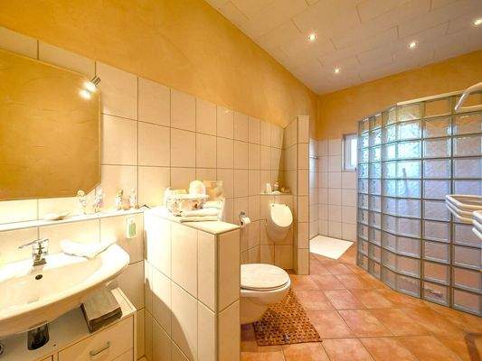 Duschbad im Poolgebäude