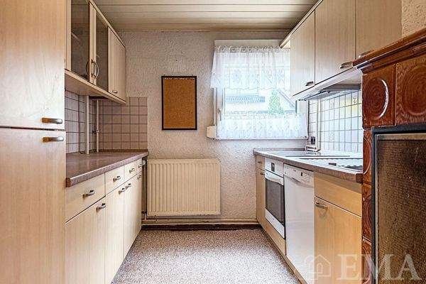 Küche mit Einbauküche