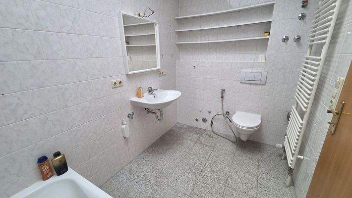 Badezimmer mit Tageslicht