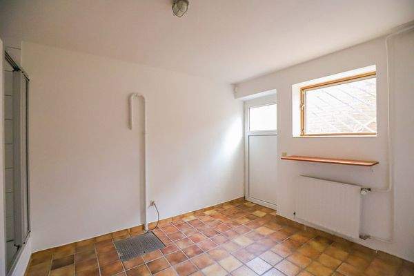 Wirtschaftsraum im Keller mit Dusche und Anschluss für Waschmaschine