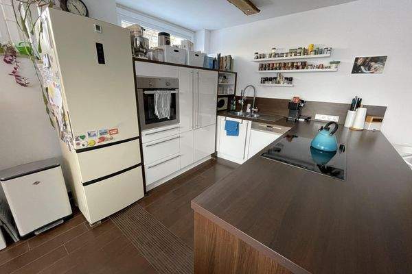 Wohnküche mit Einbauküche