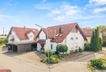 Seitenansicht mit Blick auf den Stellplatz neben dem Haus