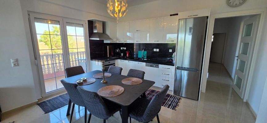 Kreta, Gouves: Gebäude mit 2 neuen und 5 renovierungsbedürftigen Wohnungen zu verkaufen