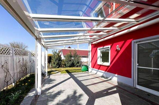 Überdachte Terrasse zum Garten
