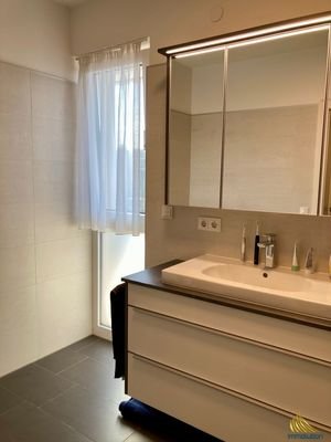 Badezimmer mit Fenster