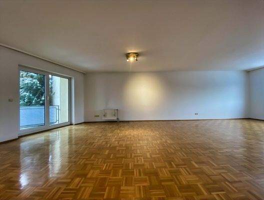 Wohn- Esszimmer mit Ausgang zum Balkon