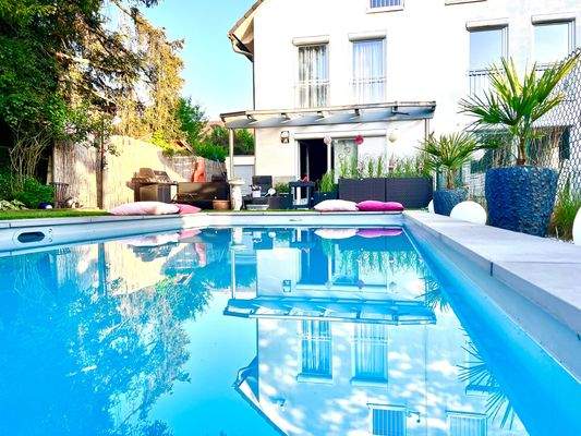 Hausansicht mit Pool