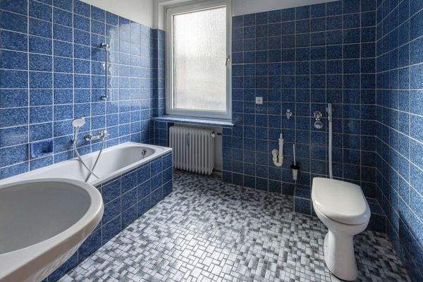 1. Badezimmer mit Wanne